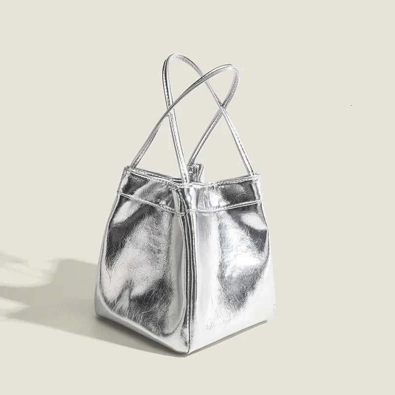 Metallic Silver Tote Bag for Women Fashionable PU Leather Handbag with Spacious Interior for Daily Evening Use bolsas de mujer 241022