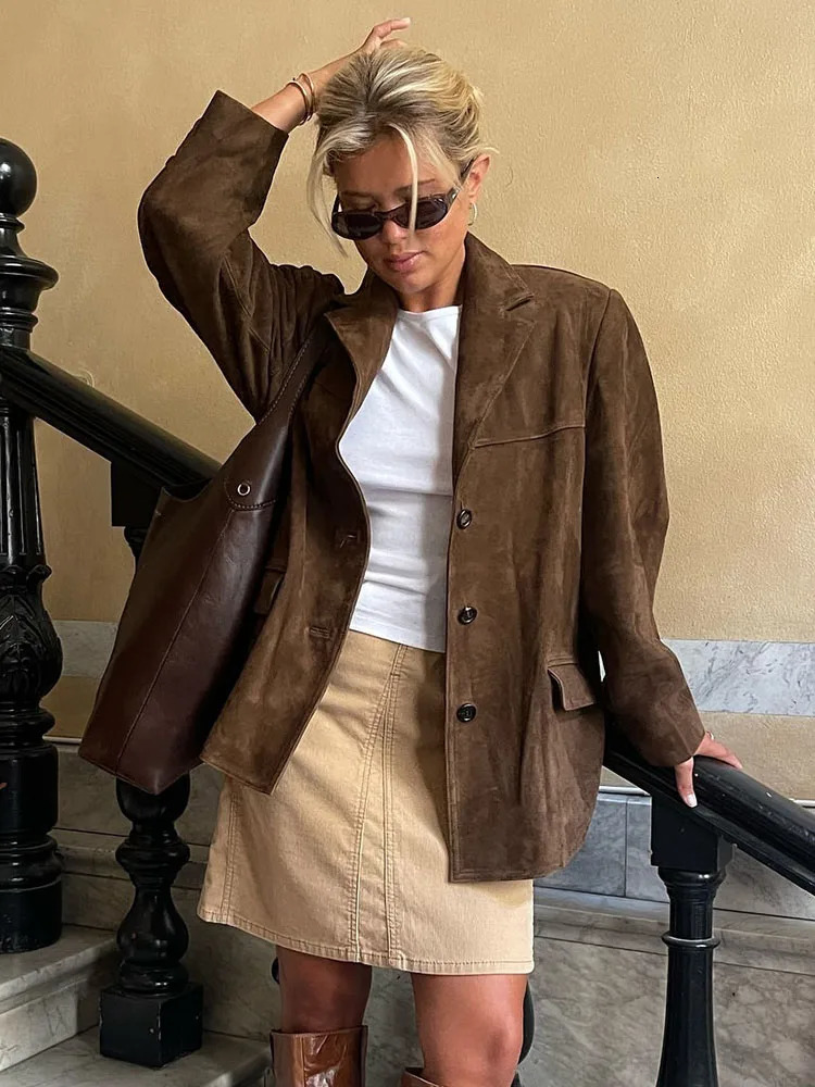 Suede retro womens jacket with a single chest pocket and a casual long sleeved shirt. womens autumn street jacket 241023