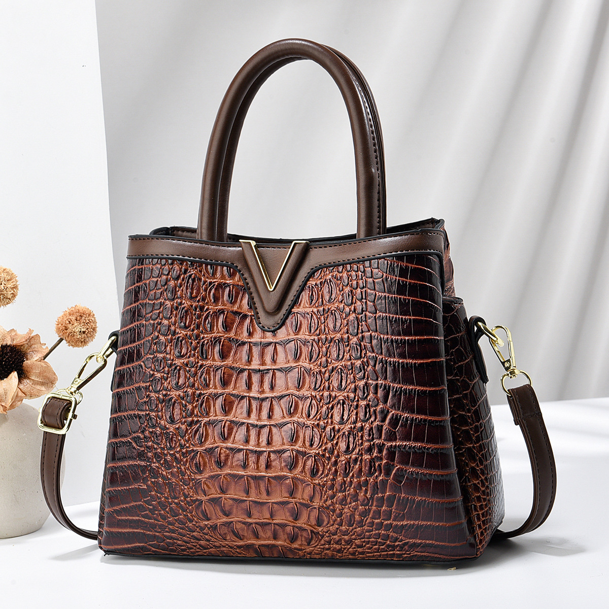 Designer 2024 Large Capacity Crocodile Pattern Handbag Trendy Fashion Women's Middle aged Mom Atmospheric Versatile Single Shoulder Crossbody Bag