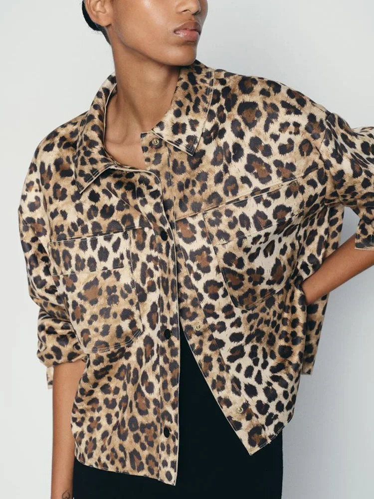 Retro womens long sleeved sexy warm leopard print lapel long sleeved autumn winter suede texture effect jacket 241022
