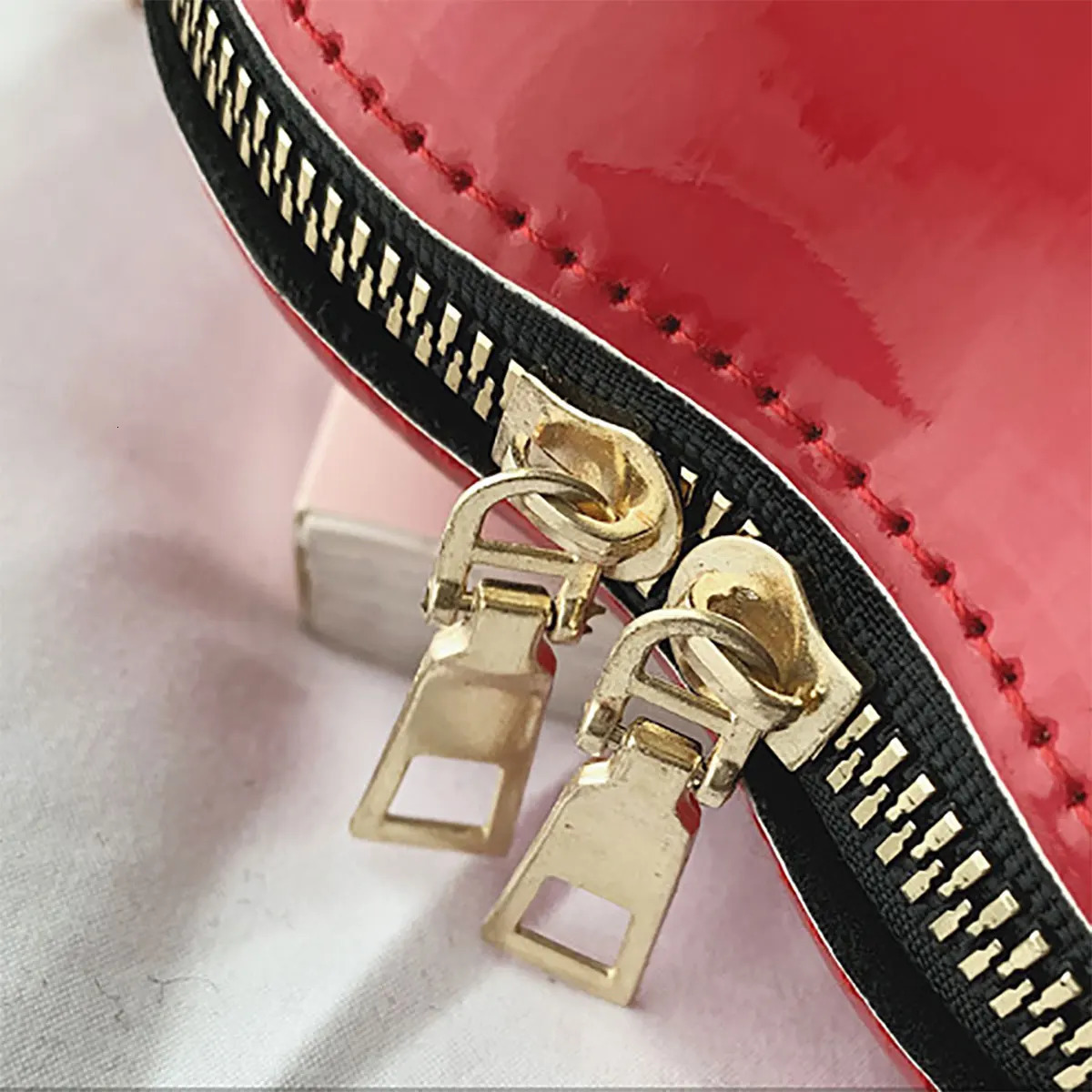1 niche red lip chain bag innovative mini shoulder bag womens fashionable zipper bag 241023