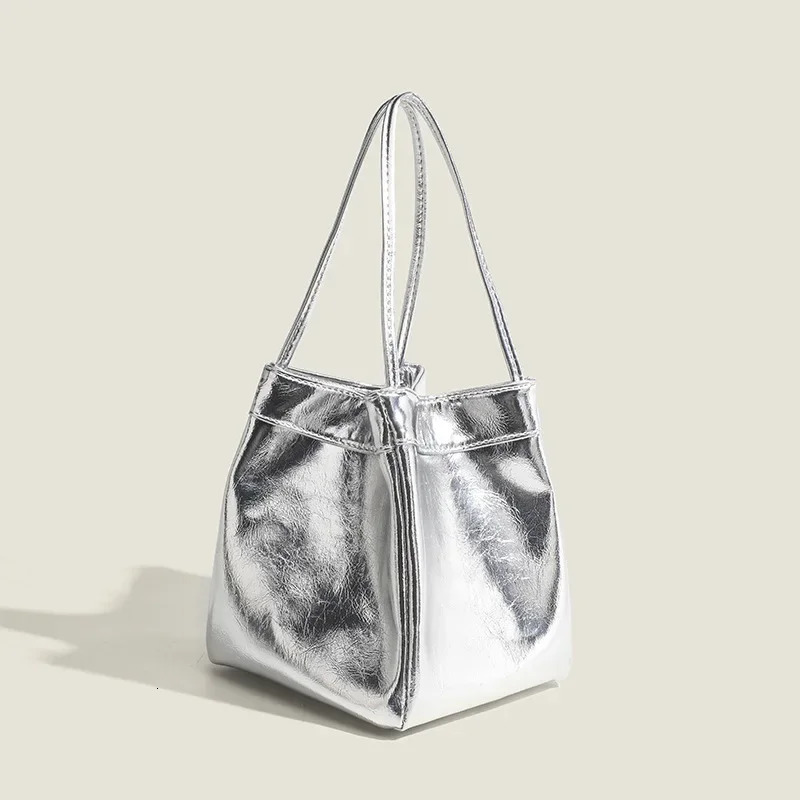 Metallic Silver Tote Bag for Women Fashionable PU Leather Handbag with Spacious Interior for Daily Evening Use bolsas de mujer 241022