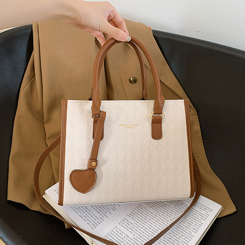 2025 Designer 2024 Autumn New 3 Fashionable Large Capacity Handheld Big Simple Fashion Casual Shoulder Small Square Bag free shipping