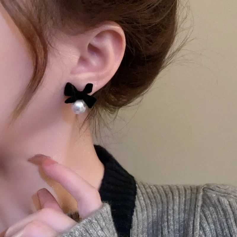 Sweet Black Velvet Bow Imitation Pearl Stud Earrings for Women New Fashion Trend Elegant Gentle and Gentle Birtay Gifts for Girls W241023
