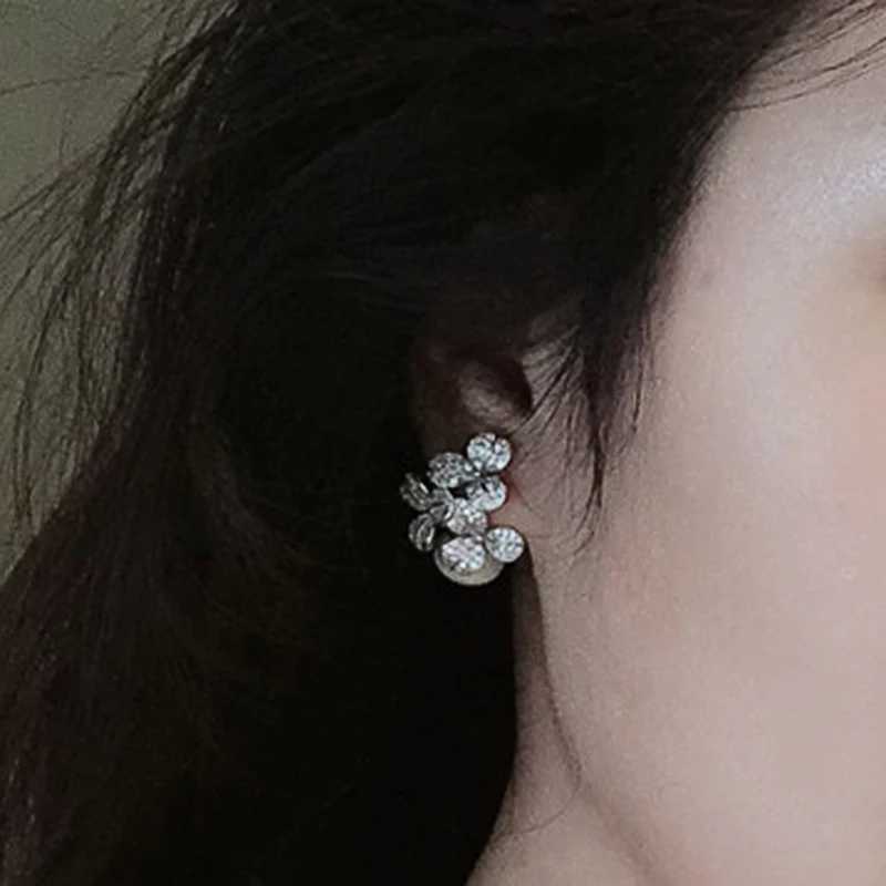 Huitan Luxury Flower Earrings with Imitation Pearl Exquisite New Earrings Suitable for Womens Wedding Parties Temperature Womens Jewelry W241023