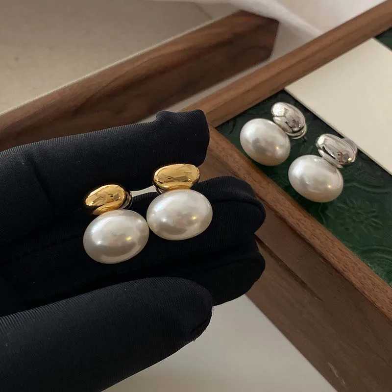 2024 New French Elegant Golden Bean Spld Flat Pearl Earrings Suitable for Korean Fashion Jewelry Party Womens Sweet Dress W241023