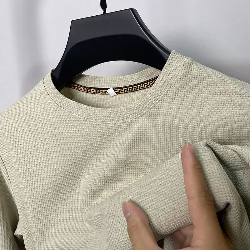 Mens casual waffle round neck long sleeved T-shirt breathable comfortable fashionable long sleeved top 241024