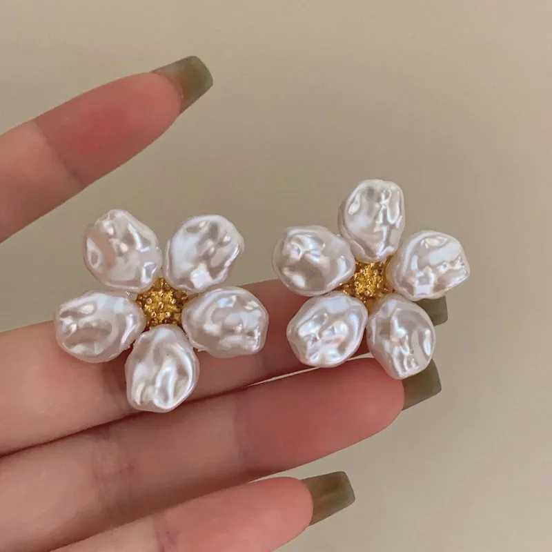 lrregular White Pearl Flower Earrings for Women Girl sweet Romantic Gold Color Bead Petal Ear Stud Wedding lewelry Gift 2024 NewX241023
