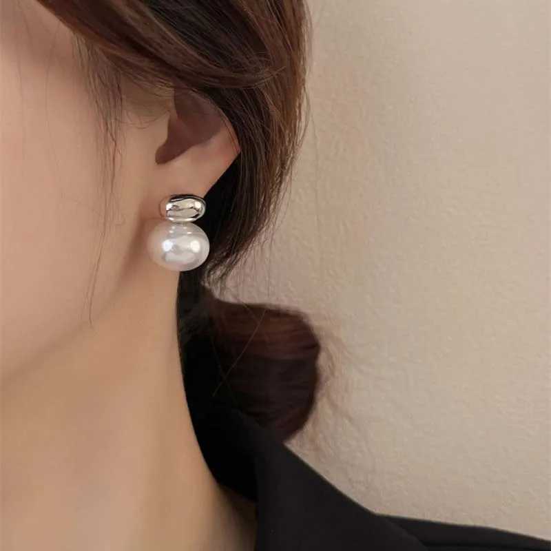 2024 New French Elegant Golden Bean Spld Flat Pearl Earrings Suitable for Korean Fashion Jewelry Party Womens Sweet Dress W241023