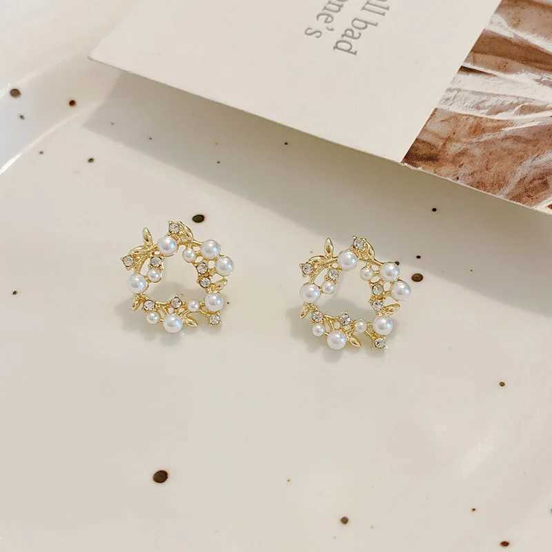 Tren Crystal imitation pearl wreath earrings Korean womens gold metal flower round earrings jewelry gifts W241023