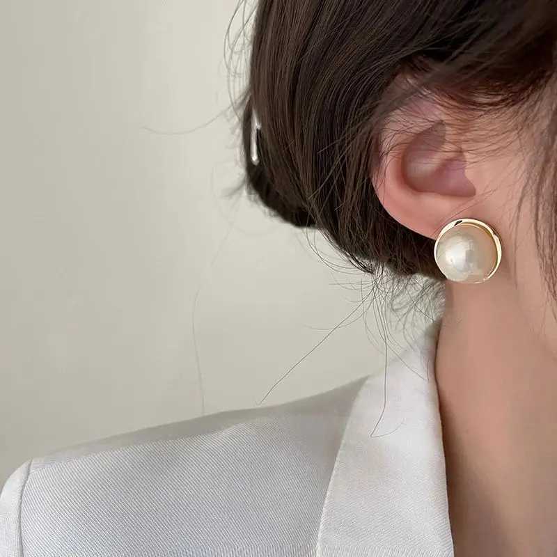 Korean Design Elegant Simulated Pearl Big Round Clip On Earrings Pierced Baroque Pearl Ear Clips for Women Jewelry WholesaleX241023