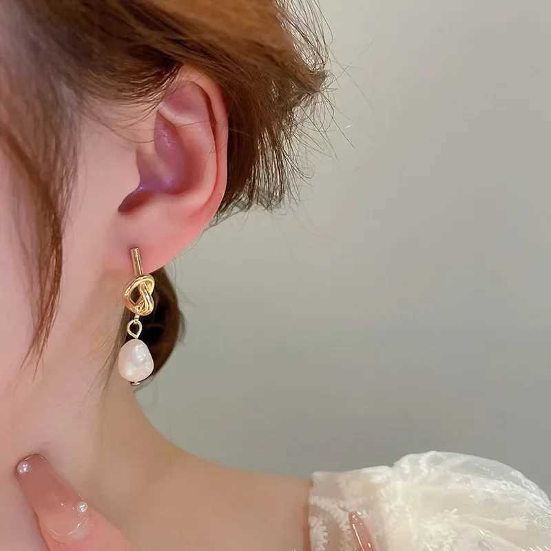 2023 New France Elegant Golden Pea Spld Flat Pearl Earrings Suitable for Korean Fashion Jewelry Party Womens Sweet Dress W241023