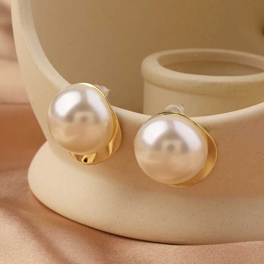 Korean Design Elegant Simulated Pearl Big Round Clip On Earrings Pierced Baroque Pearl Ear Clips for Women Jewelry WholesaleX241023