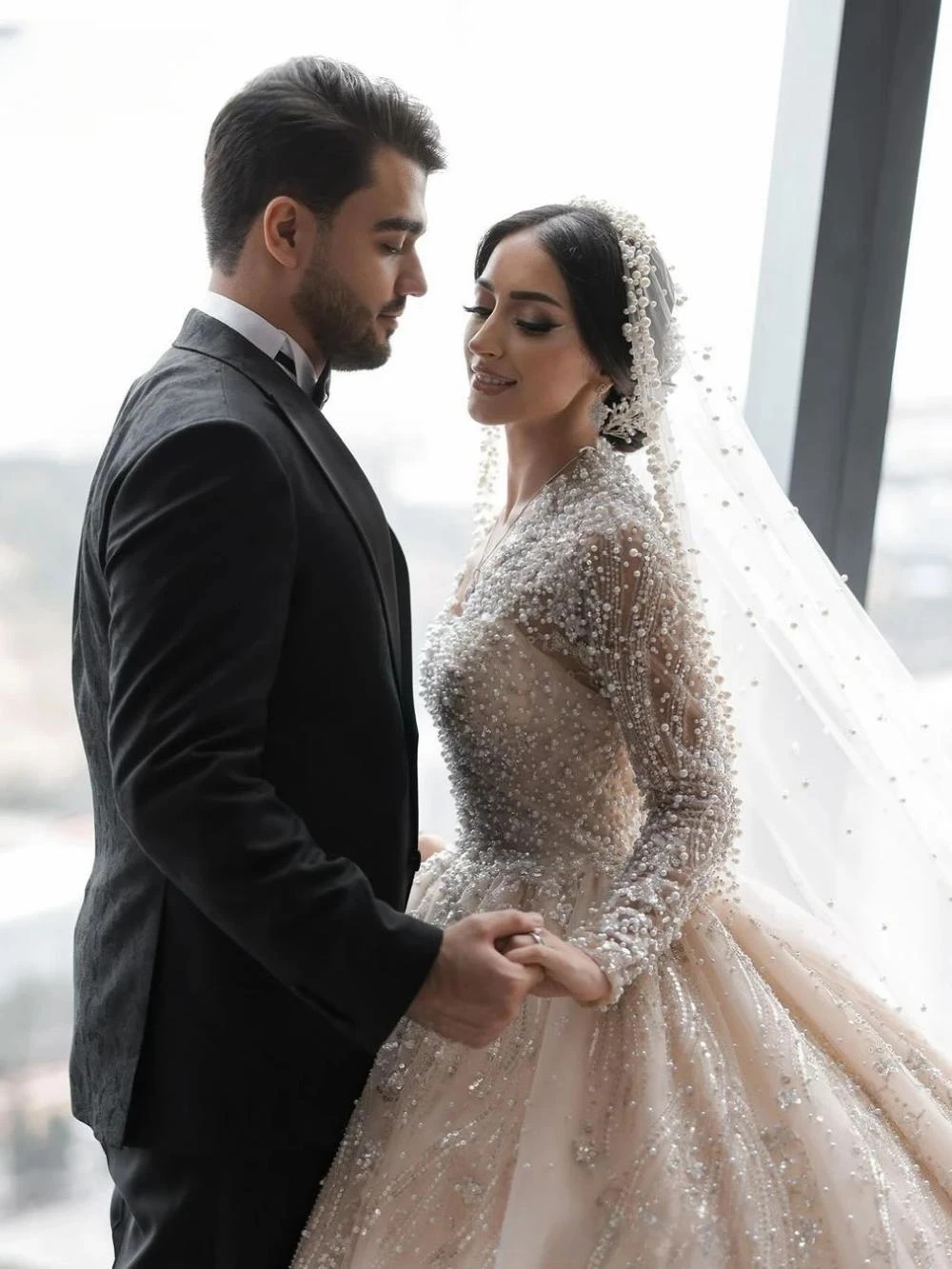 Glamorous More Pearls Wedding Dresses Sequins Bride Gown V Neck Long Sleeve Bridal Dress Sweep Train Custom Made Vestidos De Novia