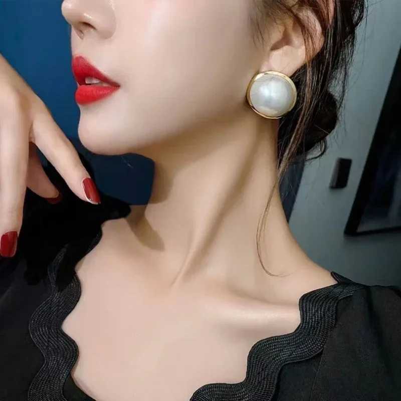 20mm Gold Color Round Imitation Pearl Stud Earring for Women Temperament Wedding Jewelry Christmas Day Girl GiftX241023