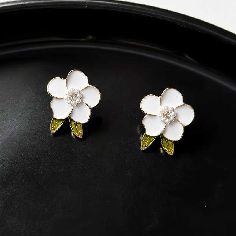 Trendy Cute White Flower Stud Earrings for Women Girls Enamel Oil Camellia Green Leaf Crystal Imitation Pearl Earrings JewelryX241023