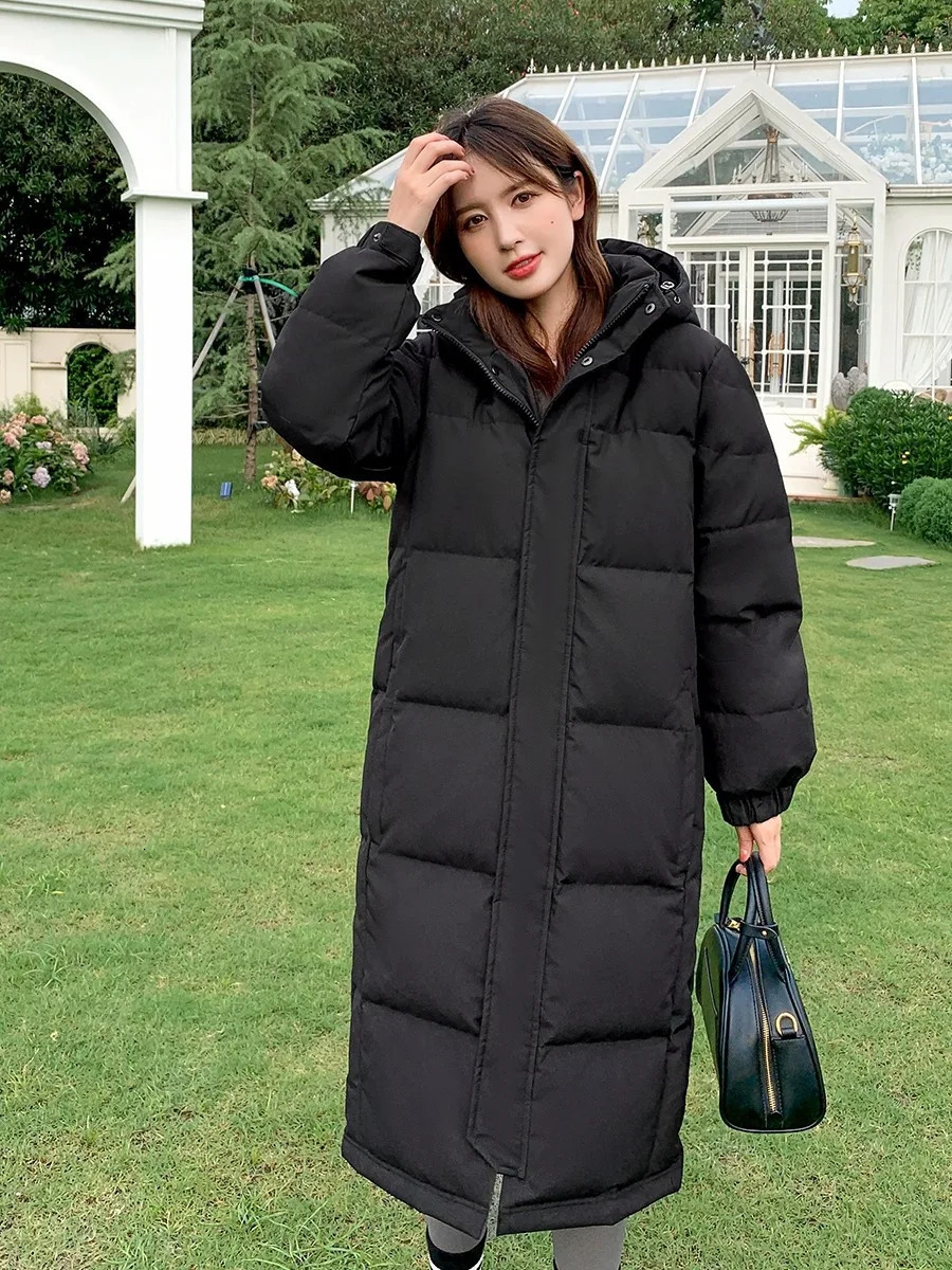 Thick white duck hoodies on the mid knee of a couple in winter 241023