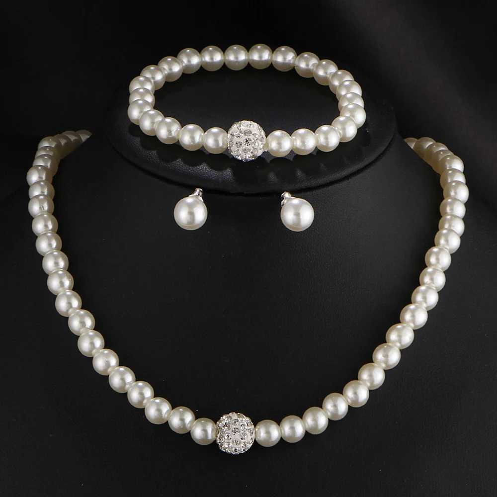 Vintage Simple Artificial Pearl Necklace Earrings Jewelry Set Suitable for Womens Temperature Regent Crystal Necklace Banquet and Wedding Decoration W