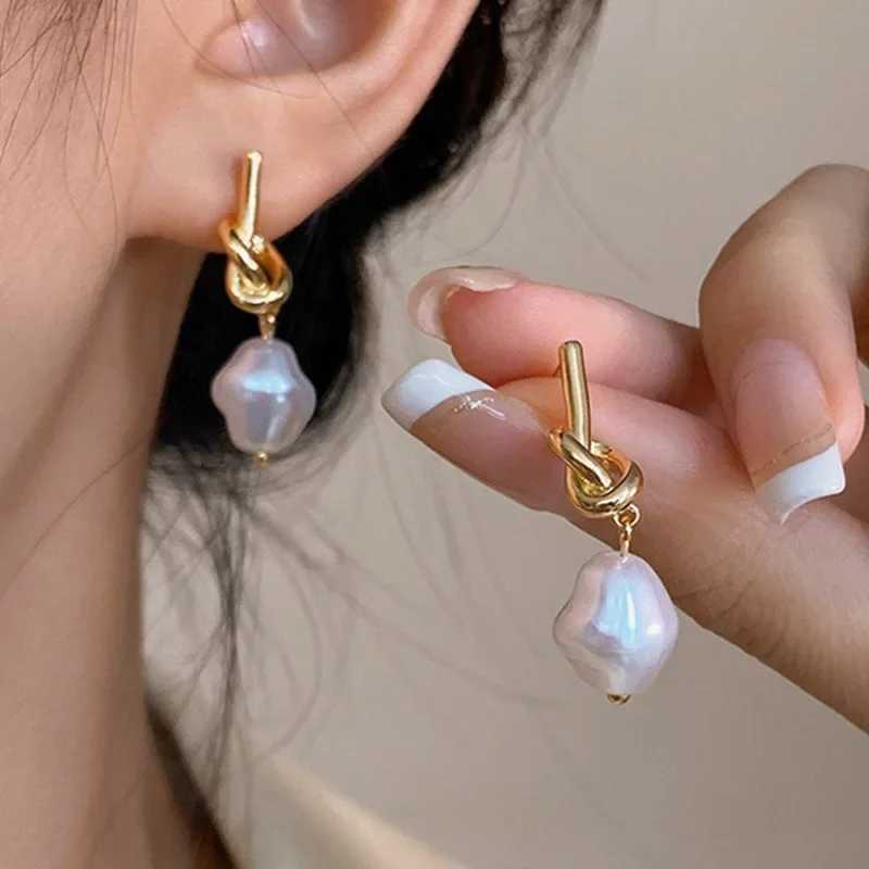 2023 New France Elegant Golden Pea Spld Flat Pearl Earrings Suitable for Korean Fashion Jewelry Party Womens Sweet Dress W241023