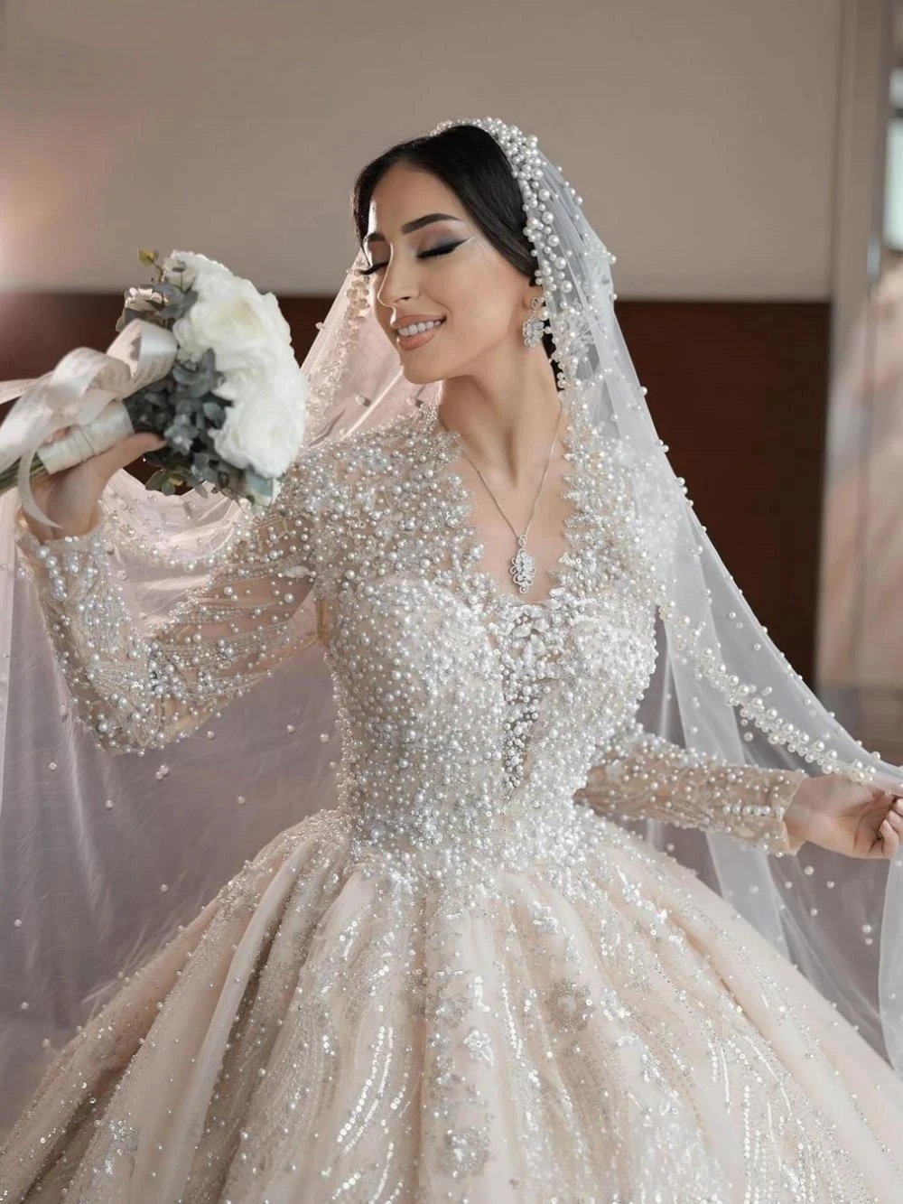 Glamorous More Pearls Wedding Dresses Sequins Bride Gown V Neck Long Sleeve Bridal Dress Sweep Train Custom Made Vestidos De Novia