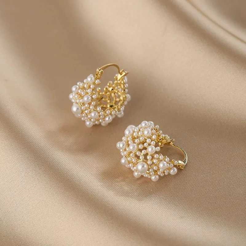 French retro niche hollow small R pearl flower basket earrings suitable for womens jewelry decoration temperature W241023