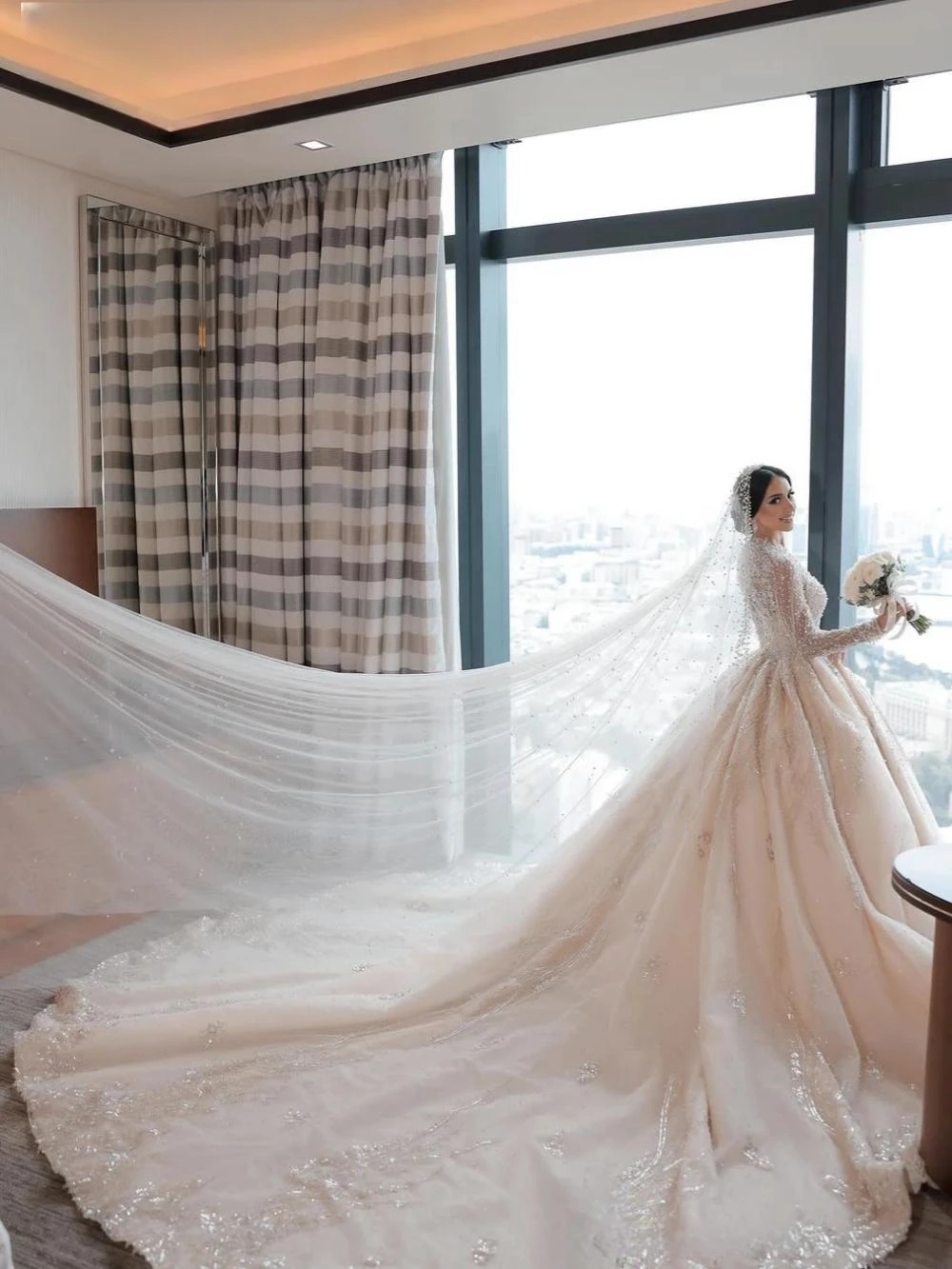 Glamorous More Pearls Wedding Dresses Sequins Bride Gown V Neck Long Sleeve Bridal Dress Sweep Train Custom Made Vestidos De Novia