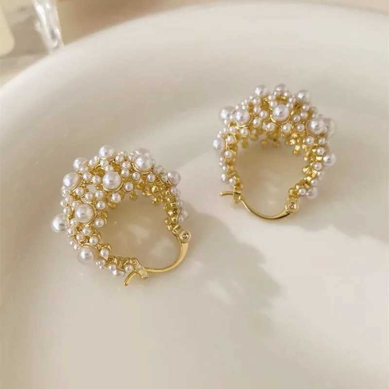 French retro niche hollow small R pearl flower basket earrings suitable for womens jewelry decoration temperature W241023
