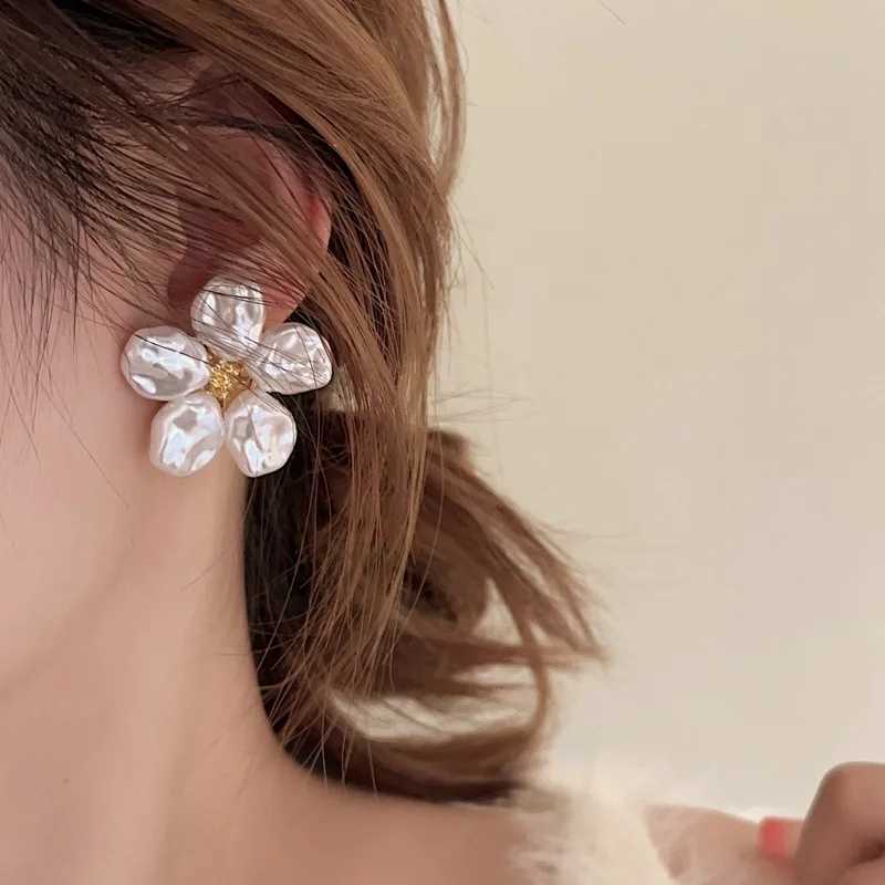 lrregular White Pearl Flower Earrings for Women Girl sweet Romantic Gold Color Bead Petal Ear Stud Wedding lewelry Gift 2024 NewX241023