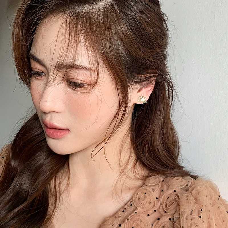 Winter Exquisite Pearl Snowflake Shape Golden Girls Earrings Elegant Accessories Korean Fashion Jewelry Sweet Earrings For WomanX241023