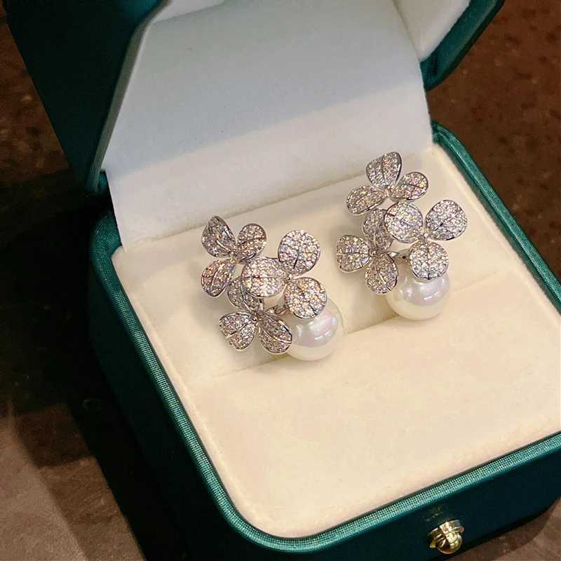 Huitan Luxury Flower Earrings with Imitation Pearl Exquisite New Earrings Suitable for Womens Wedding Parties Temperature Womens Jewelry W241023