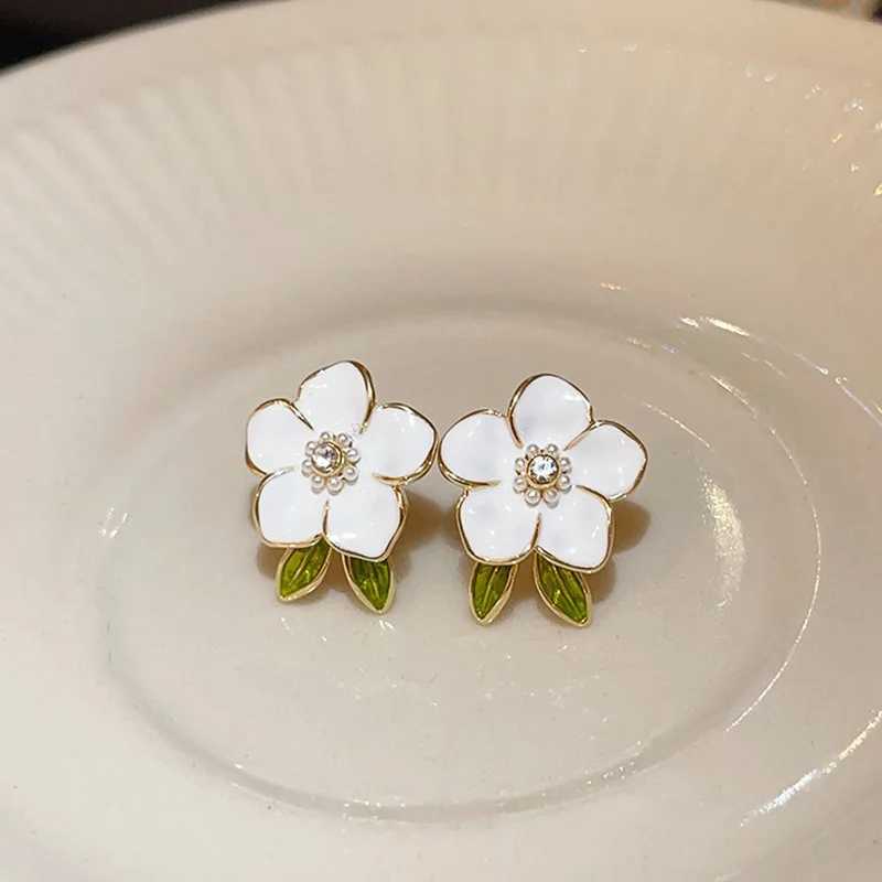 Trendy Cute White Flower Stud Earrings for Women Girls Enamel Oil Camellia Green Leaf Crystal Imitation Pearl Earrings JewelryX241023