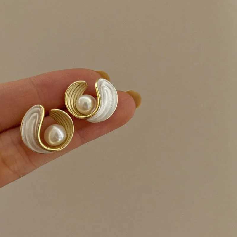 2024 Korean Elegant Cute Shell Pearl Stud Earrings For Women Girls Irregular Metal Circle Brincos Jewelry GiftsX241023