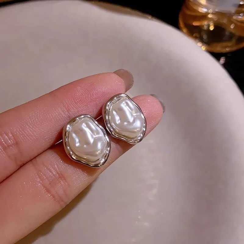 2024 new metal irregular pearl earrings suitable for womens elegance gold silver geometric and character earrings W241023