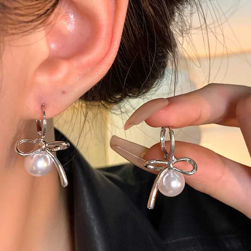 2024 New Tren Silver Pearl Bow Womens Pendant Earrings Mini Metal Asymmetric Earrings Jewelry Valentines Day Gift W241023