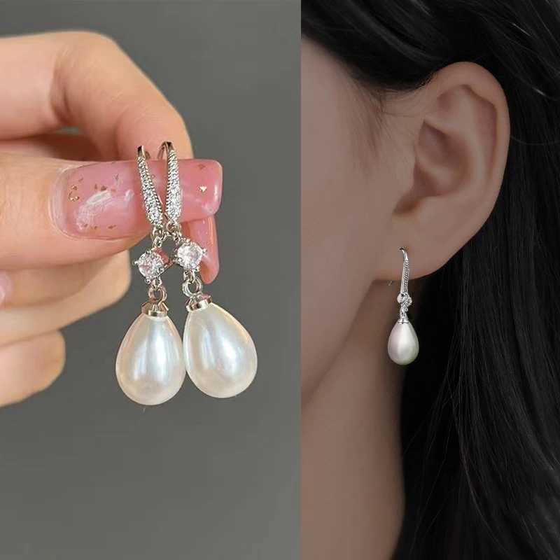 Simple and elegant droplet simulated pearl pendant earrings suitable for womens engagements weddings parties fashionable jewelry earrings gifts W24102