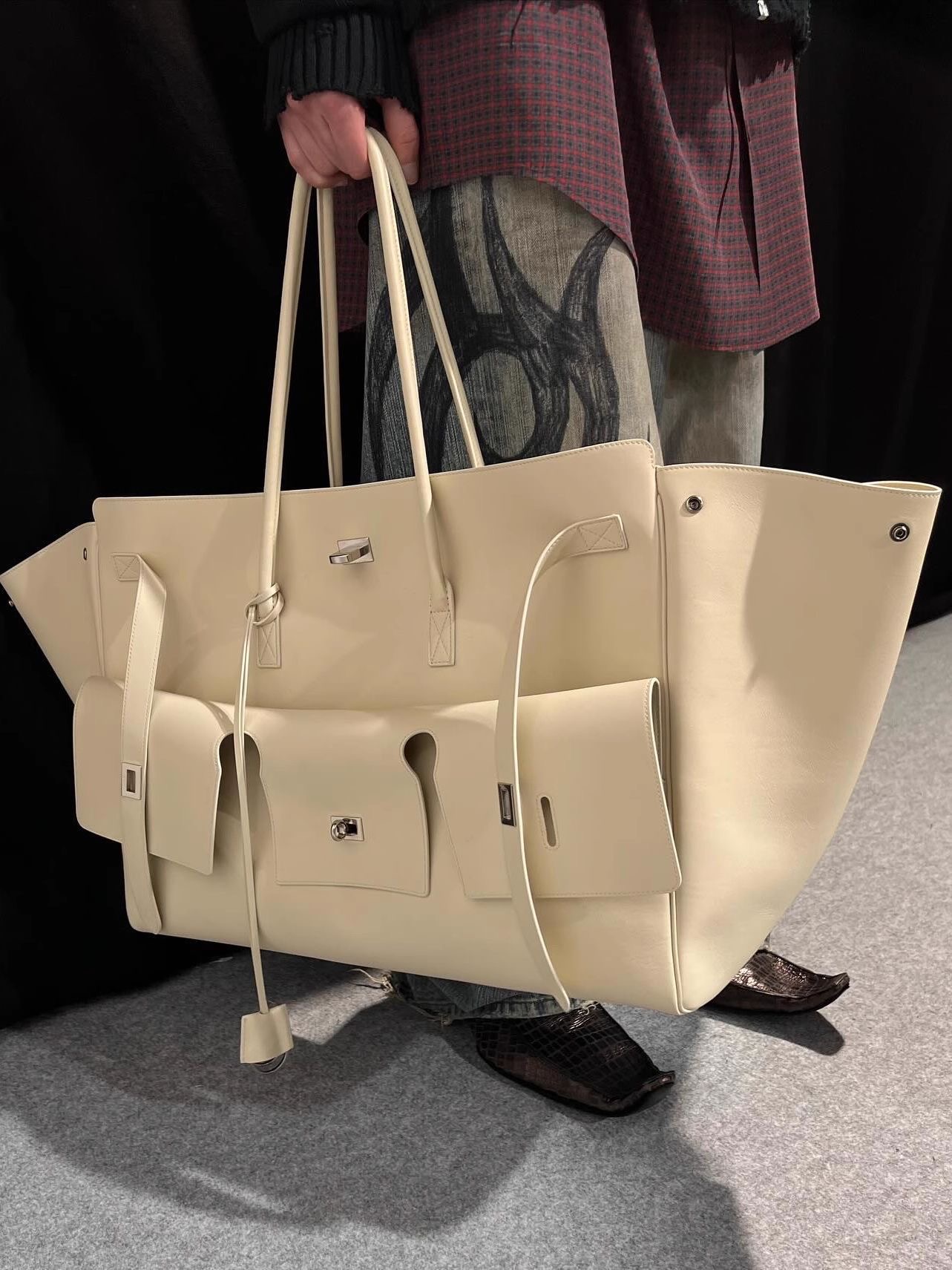 Large Capacity Travel Bag with Square Buckle: Your Stylish Shopping Companion