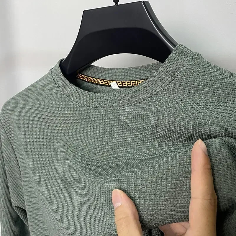 Mens casual waffle round neck long sleeved T-shirt breathable comfortable fashionable long sleeved top 241024