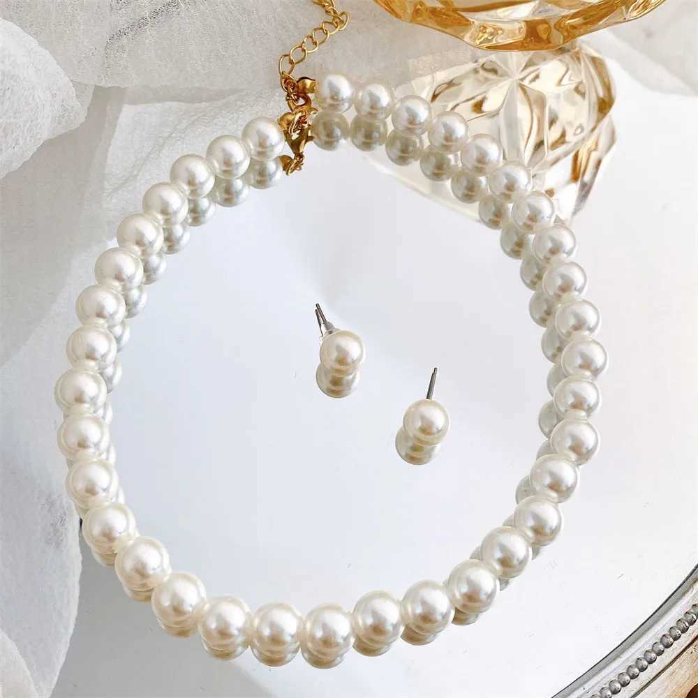 Vintage Simple Artificial Pearl Necklace Earrings Jewelry Set Suitable for Womens Temperature Regent Crystal Necklace Banquet and Wedding Decoration W