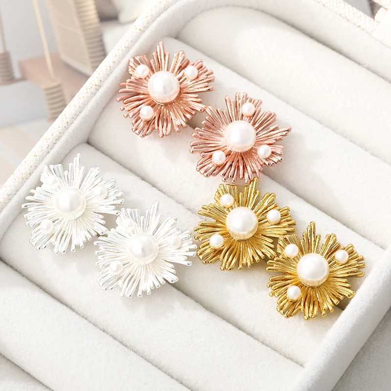 Stainless steel geometric pearl earrings for women fashionable gold earrings perforated elegant La Jewelry gift pendant W241023