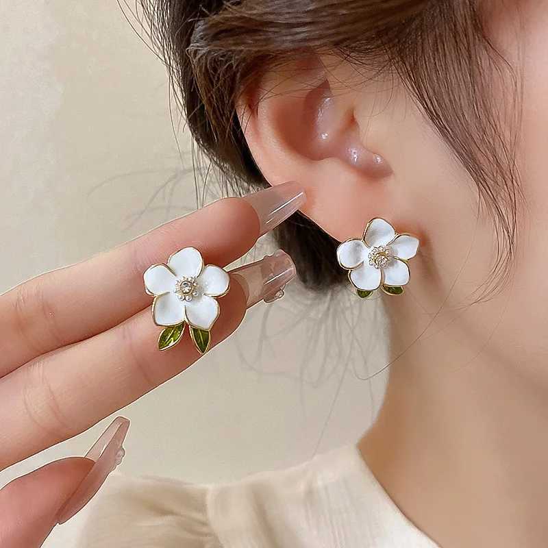 Trendy Cute White Flower Stud Earrings for Women Girls Enamel Oil Camellia Green Leaf Crystal Imitation Pearl Earrings JewelryX241023