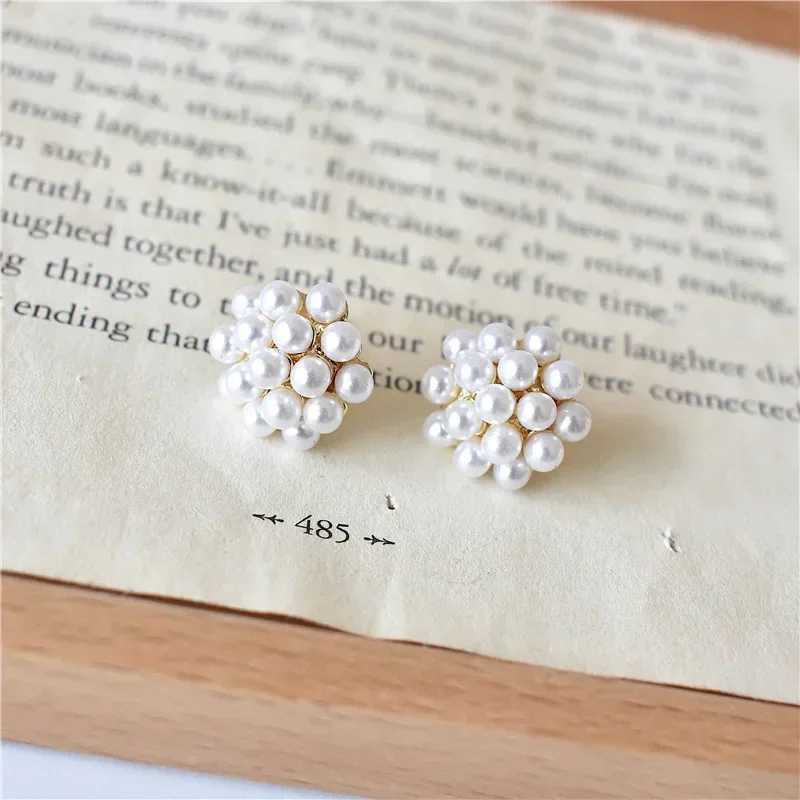 White Flower Pearl Earrings for women Simple Small Korean Stud Earrings Zinc Alloy Cute Brincos Wedding Party Fashion JewelryX241023