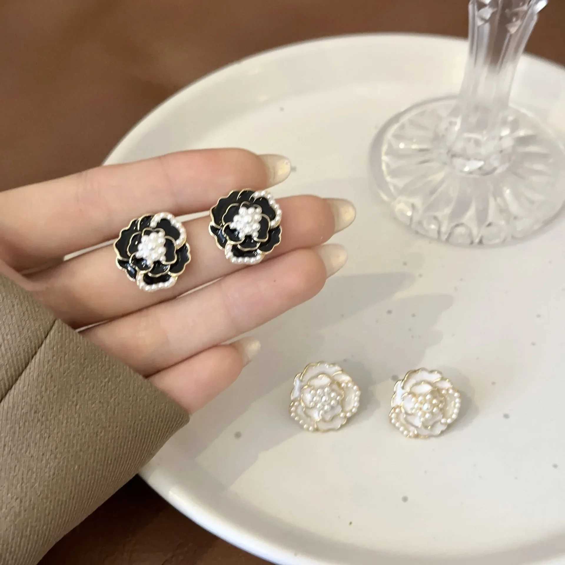Enamel Black White Color Camellia Imitation Pearl Stud Earring for Women Temperament Jewelry Christmas Girlfriend GiftX241023