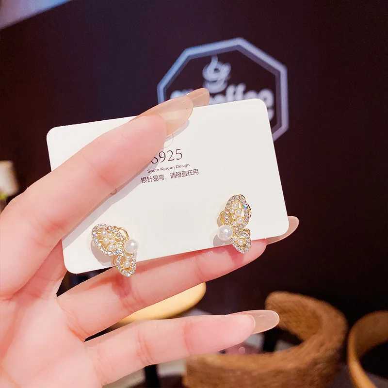 2022 New Personality Fashion Butterfly Golden Earrings Women Temperament Imitation Pearl Inlaid Rhinestones Shiny EarringsX241023