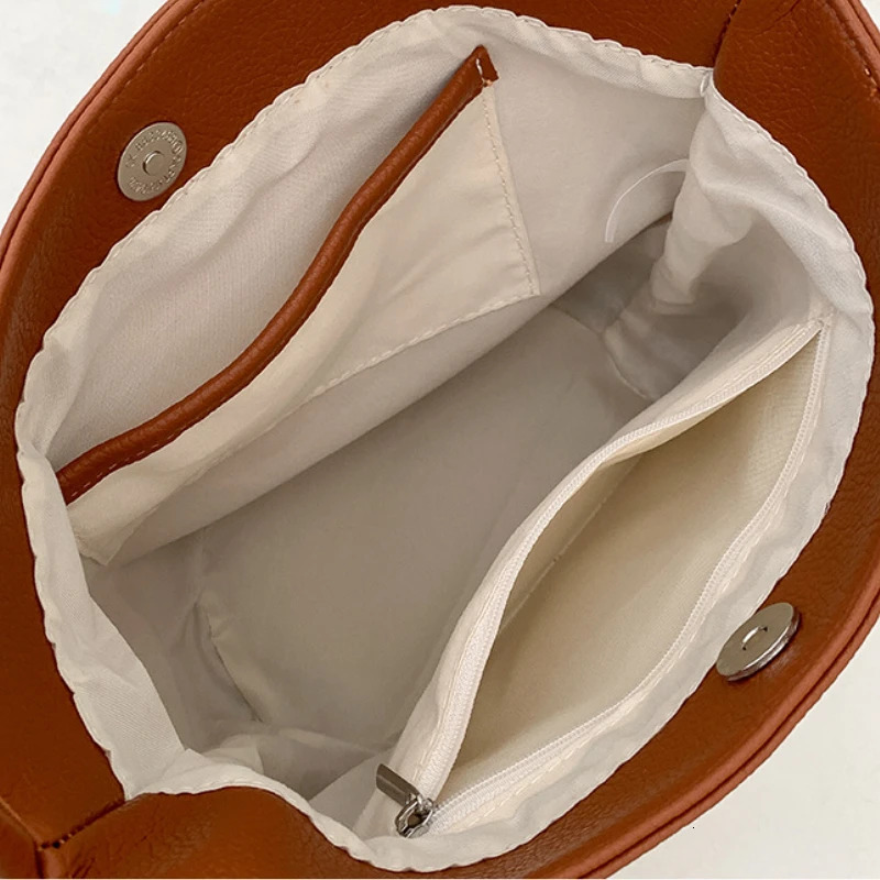 Soft Leather Shoulder Bucket Bag Summer Womens Versatile Commuting Large Capacity Cylinder y Underarm 241021