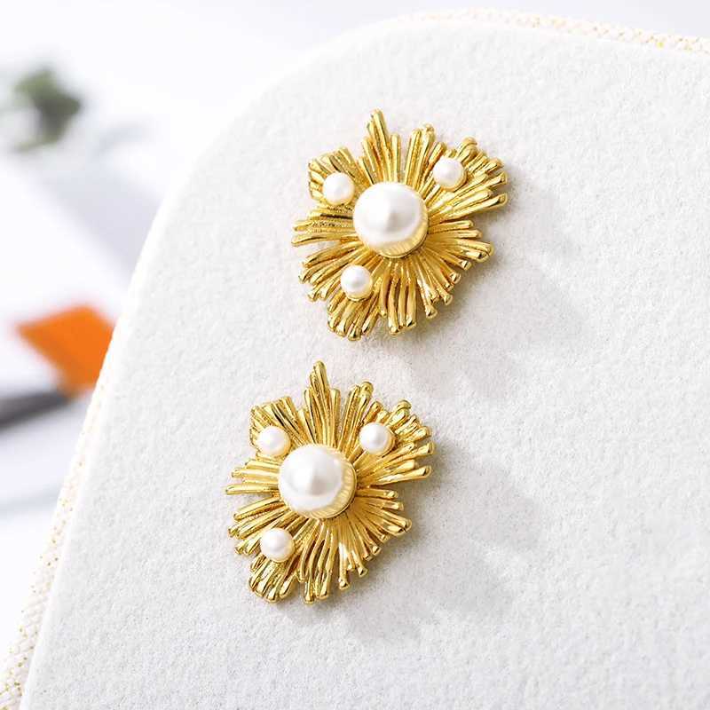 Stainless steel geometric pearl earrings for women fashionable gold earrings perforated elegant La Jewelry gift pendant W241023