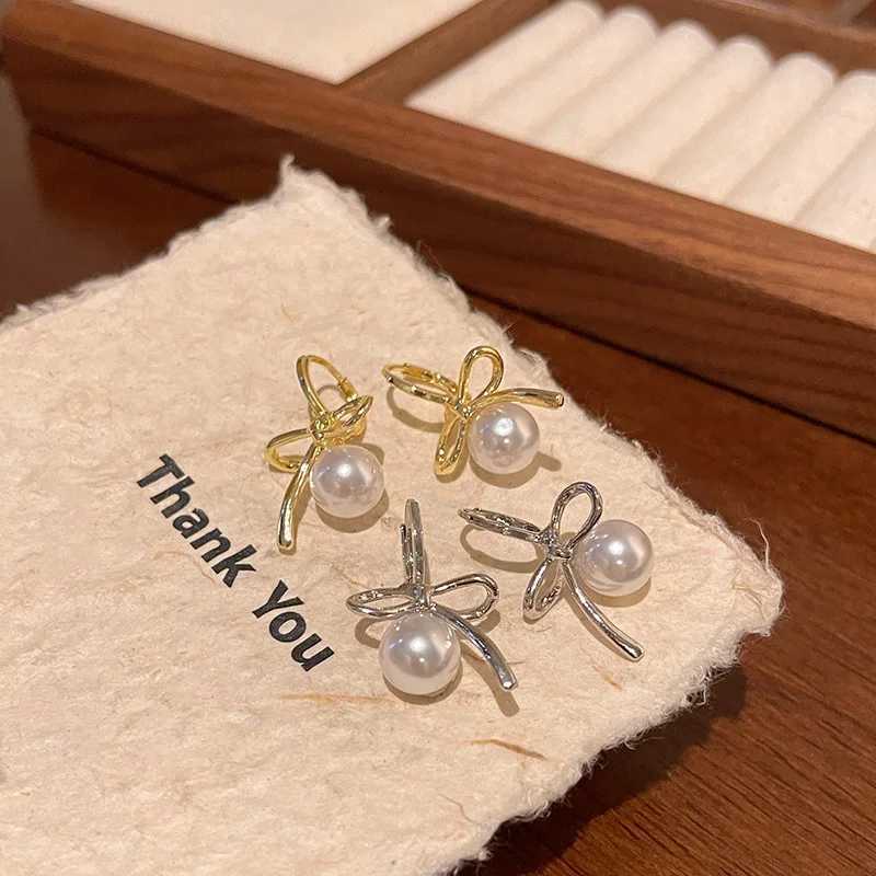 2024 New Tren Silver Pearl Bow Womens Pendant Earrings Mini Metal Asymmetric Earrings Jewelry Valentines Day Gift W241023