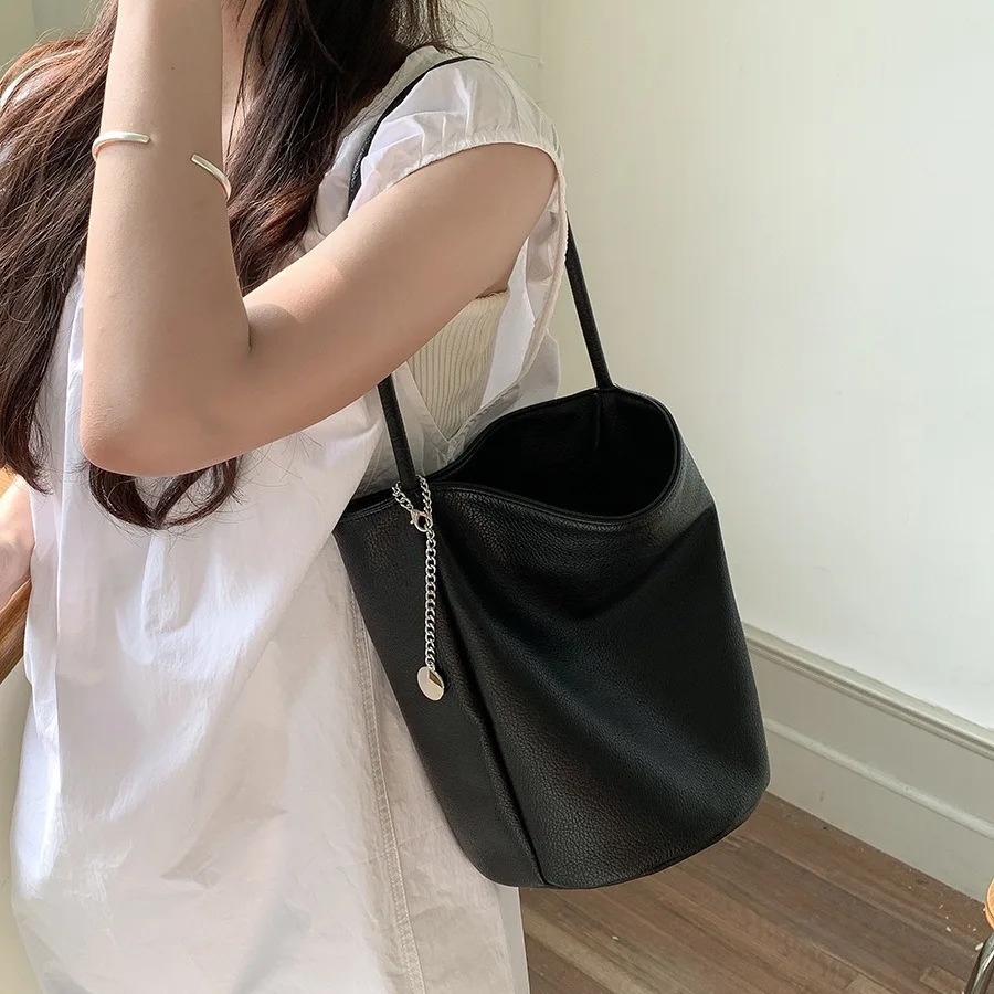 Soft Leather Shoulder Bucket Bag Summer Womens Versatile Commuting Large Capacity Cylinder y Underarm 241021
