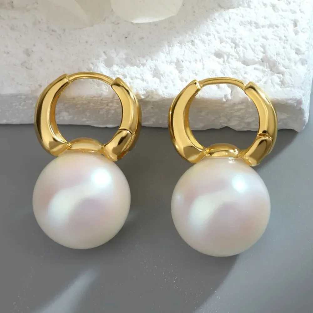 New imitation pearl hoop earrings for women fashionable mini style copper ear buckle light luxurious wedding earring accessories W241023