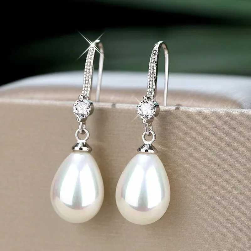 Simple and elegant droplet simulated pearl pendant earrings suitable for womens engagements weddings parties fashionable jewelry earrings gifts W24102