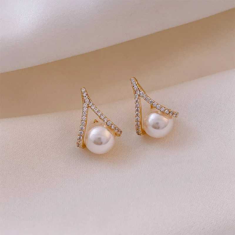 White imitation pearl crystal rhinestone stud earrings suitable for women new people Terence jewelry wholesale girlfriend gifts W241023